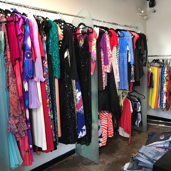 DOWNSIZING MY CLOSET! New and Vintage!! ❤️ - Picture 7 of 8